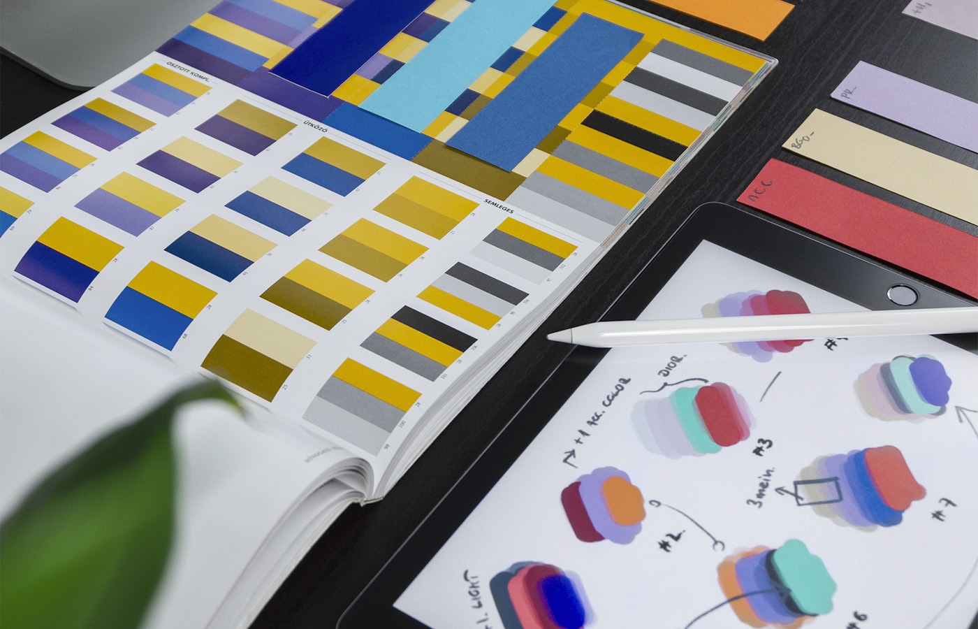 Materiais de criação e identidade visual sobre uma mesa