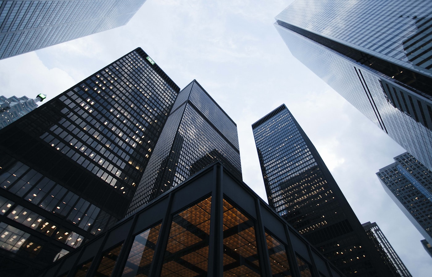 Edifício empresarial representando organização societária