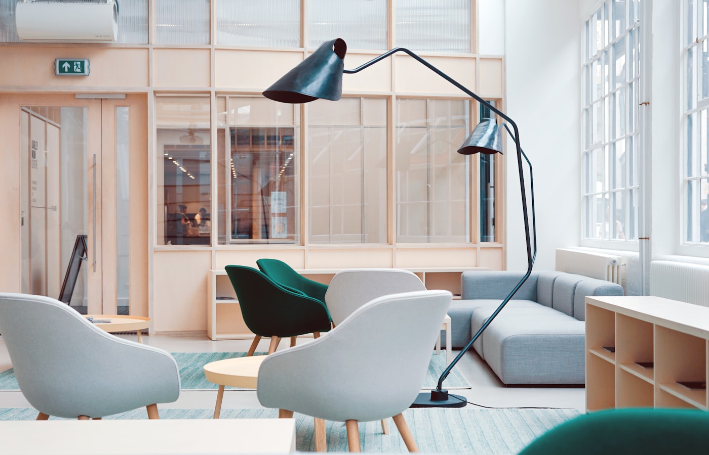 Ambiente contemporâneo preparado para uma reunião de negócios