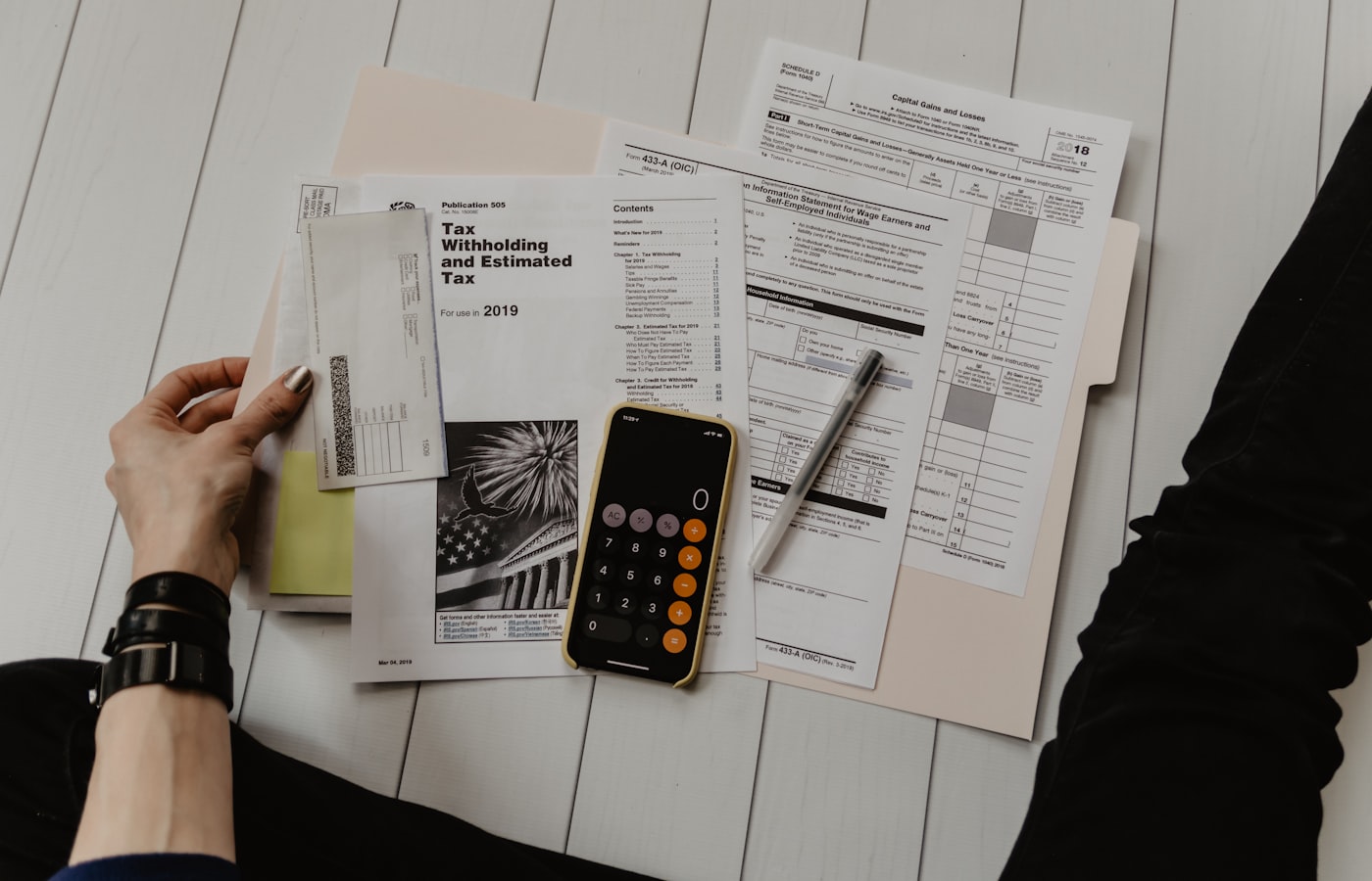 Documentos financeiros e calculadora sobre a mesa