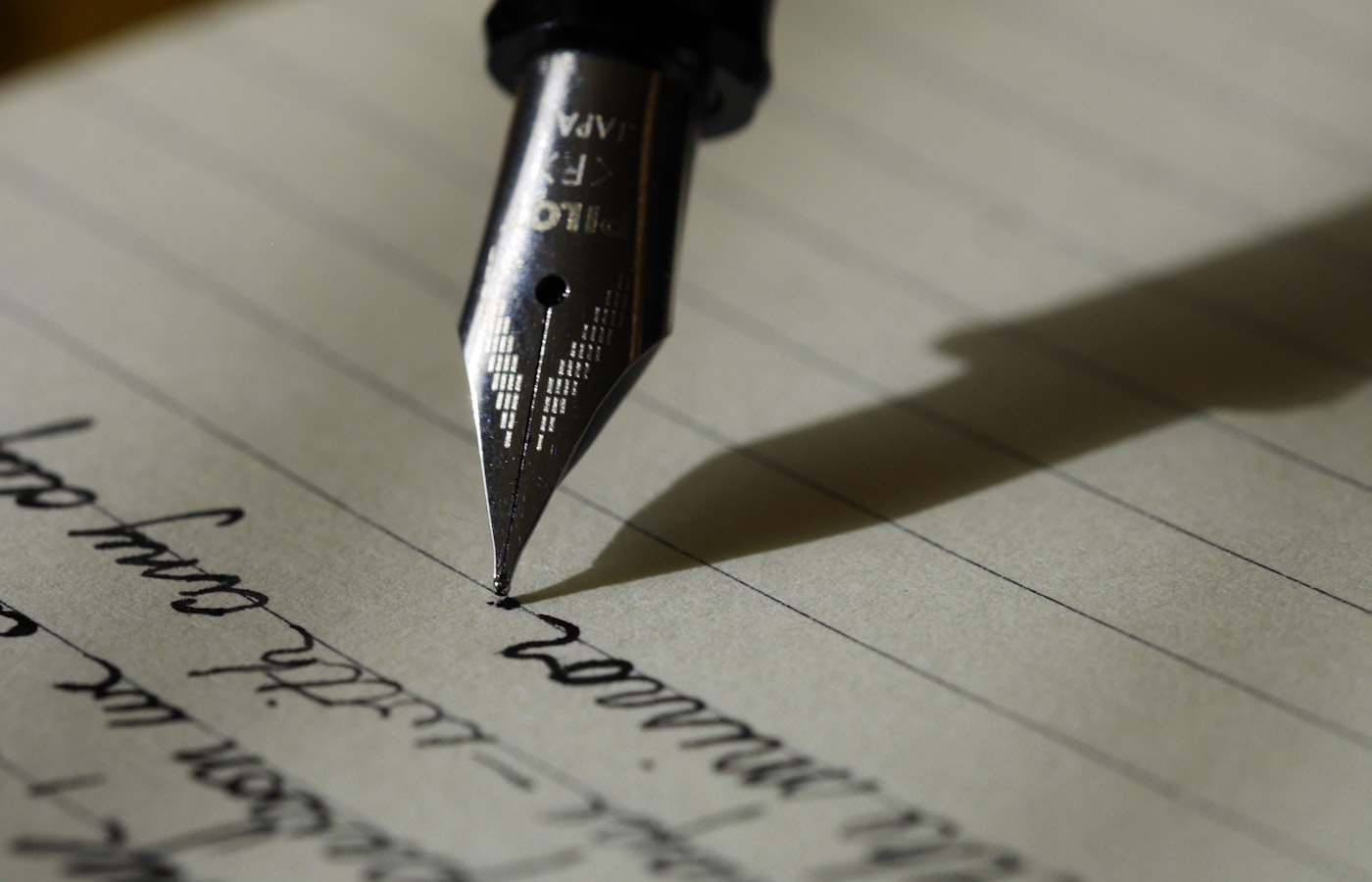 Profissional pesquisando e revisando documentos
